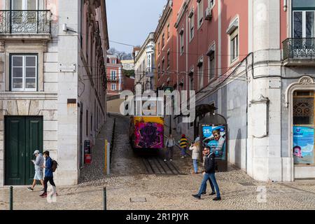 Die Gloria Standseilbahn (Elevador da Glória) im Stadtzentrum von Lissabon, Portugal, ist eine der drei Standseilbahnen in Lissabon, die Sie einfach fahren müssen. Stockfoto