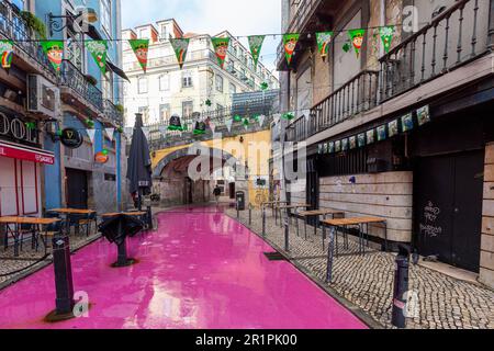 Rua Nova do Carvalho. Es ist bekannt als Lisbonís Pink Street und liegt in der Gegend Cais do Sodre und neben dem trendigen Viertel Santos, das eine perfekte Mischung aus historischen und modernen Elementen ist. Stockfoto