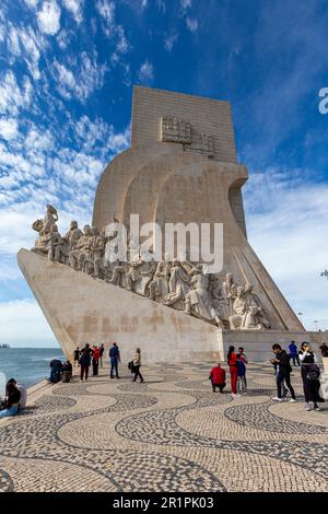 Das Denkmal der Entdeckungen, auch bekannt als Padrao dos Descobrimentos, steht stolz am Ufer der Tejo-Mündung in Lissabon, Portugal Stockfoto