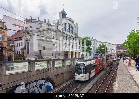 Bielefeld, Zug der Bielefelder Stadtbahn, Theater Stadttheater in Teutoburger Wald, Nordrhein-Westfalen, Deutschland Stockfoto