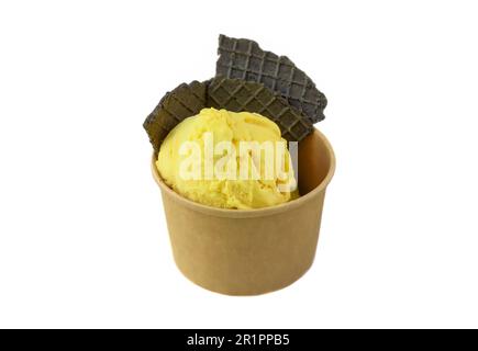 Eine Schaufel hausgemachtes Mango-Eis-crem, isoliert auf weißem Hintergrund Stockfoto