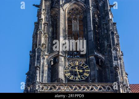 Münster, Täuferkörbe in der Kirche St. Lamberti. Die drei verbleibenden Führer des Anabaptisten Reiches von Munster, Jan van Leiden, Bernd Krechting und Bernd Knipperdolling. Die Leichen wurden in drei eisernen Körben am Kirchturm aufgehängt. In Münsterland, Nordrhein-Westfalen, Deutschland Stockfoto