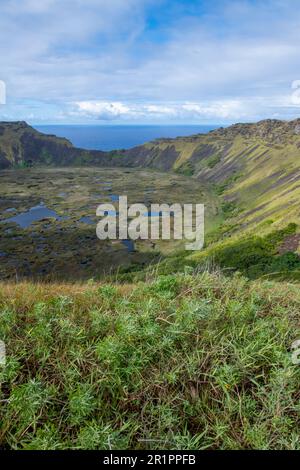 Chile, Osterinsel alias Rapa Nui, Orongo, Rano Kau. Vulkankrater mit See im Inneren. UNESCO-Weltkulturerbe. Stockfoto