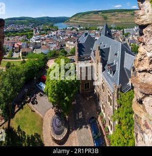 Bingen am Rhein, Kirche St. Martin, Fluss nahe (links) und Rhein, Mäuseturm und Schloss Ehrenfels, Blick vom Burg Klopp in Rheintal, Rheinland-Pfalz Stockfoto