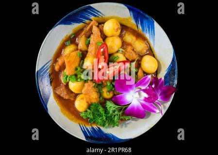 Vietnamesisches geschmortes Schweinefleisch mit gekochten Eiern in Sojasoße Stockfoto