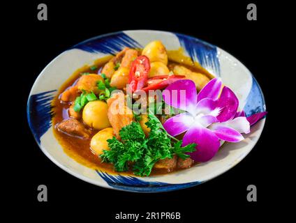 Vietnamesisches geschmortes Schweinefleisch mit gekochten Eiern in Sojasoße Stockfoto