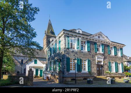 Herdecke, Wohn- und Geschäftsgebäude am Stiftsplatz, protestantische Kirche im Ruhrgebiet, Nordrhein-Westfalen, Deutschland Stockfoto