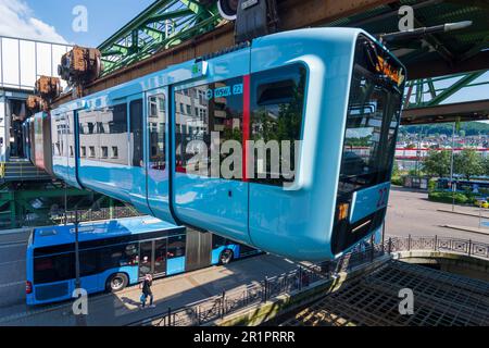 Wuppertal, Schwebebahn, Bahnhof Oberbarmen im Bergischen Land, Nordrhein-Westfalen, Deutschland Stockfoto