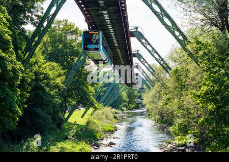 Wuppertal, Hängeeisenbahn, Fluss Wupper im Bergischen Land, Nordrhein-Westfalen, Deutschland Stockfoto