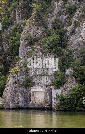 Der römische Kaiser Trajan erbaute die Tabula Traiana, um der Straße nach Dacia vor fast 2000 Jahren zu gedenken. Eisentor-Schlucht, Donau, Serbien. Stockfoto