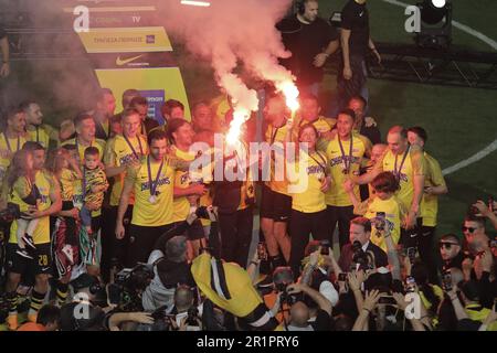 Athen, Griechenland. 14. Mai 2023. AEK-Spieler feiern den Sieg der Meisterschaft nach dem Griechenland Super League-Playoff-Spiel zwischen dem AEK FC und dem FC Volos in Athen, Griechenland, am 14. Mai 2023. Kredit: Lefteris Partsalis/Xinhua/Alamy Live News Stockfoto