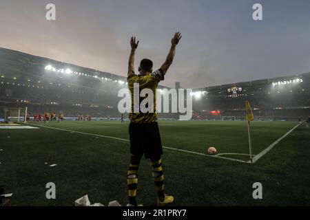 Athen, Griechenland. 14. Mai 2023. Mijat Gacinovic von AEK bereitet sich auf einen Eckstoß während des Griechenland Super League Playoff-Spiels zwischen dem AEK FC und dem FC Volos in Athen, Griechenland, am 14. Mai 2023 vor. Kredit: Lefteris Partsalis/Xinhua/Alamy Live News Stockfoto