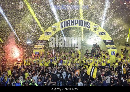 Athen, Griechenland. 14. Mai 2023. AEK-Spieler feiern den Sieg der Meisterschaft nach dem Griechenland Super League-Playoff-Spiel zwischen dem AEK FC und dem FC Volos in Athen, Griechenland, am 14. Mai 2023. Kredit: Lefteris Partsalis/Xinhua/Alamy Live News Stockfoto