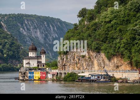 Das orthodoxe Kloster Mraconia befindet sich in der Kleinen Cazan-Schlucht an der Donau, Rumänien. Ursprünglich war es hier in der C15, aber hauptsächlich ein C20-Gebäude. Stockfoto