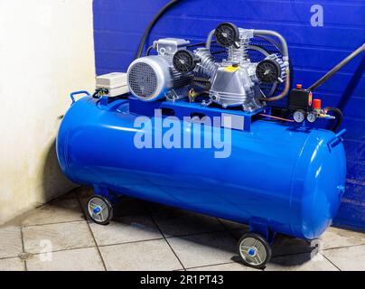 Neuer Luftkompressor in Produktion. Hochwertiges Foto Stockfoto