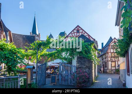 Bacharach, Altstadt, Fachwerkhäuser, Gartenrestaurant in Rheintal, Rheinland-Pfalz Stockfoto