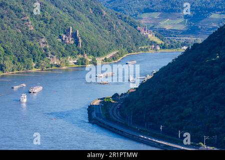 Trechtingshausen, Rhein (Rhein), Schiffe, Schloss Rheinstein (Vorderseite), Schloss Reichenstein (Rückseite), Ostrhein-Eisenbahn, Zug in Rheintal, Rheinland-Pfalz, Deutschland Stockfoto