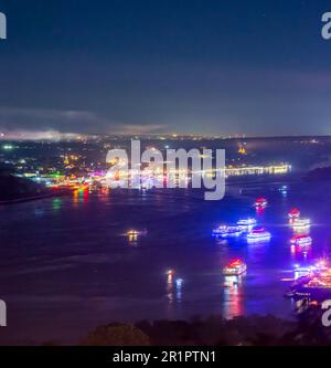 Rüdesheim am Rhein, Rhein in Flammen, Feuerwerk, Blick auf Rüdesheim am Rhein, Rhein, Fahrgastschiffe in Rheingau, Hessen, Deutschland Stockfoto