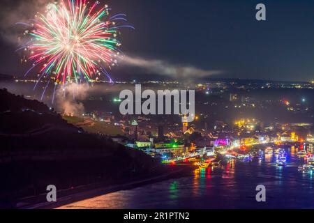 Rüdesheim am Rhein, Rhein in Flammen, Feuerwerk, Blick auf Rüdesheim am Rhein, Rhein, Fahrgastschiffe in Rheingau, Hessen, Deutschland Stockfoto