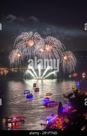 Rüdesheim am Rhein, Rhein in Flammen, Feuerwerk, Blick auf Rüdesheim am Rhein, Rhein, Fahrgastschiffe in Rheingau, Hessen, Deutschland Stockfoto