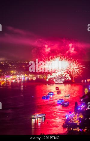 Rüdesheim am Rhein, Rhein in Flammen, Feuerwerk, Blick auf Rüdesheim am Rhein, Rhein, Fahrgastschiffe in Rheingau, Hessen, Deutschland Stockfoto