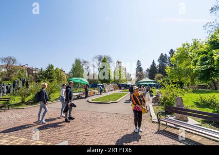 Sofia, Bulgarien. Mai 2023. Ein Blick auf die Antiquitäten- und Kunsthandwerksmesse in einem Park im Stadtzentrum Stockfoto