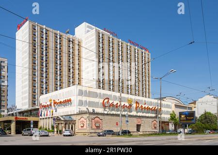 Sofia, Bulgarien. Mai 2023. vista Panoramica esterna del Ramada Prencess Casino-Gebäude im Stadtzentrum Stockfoto