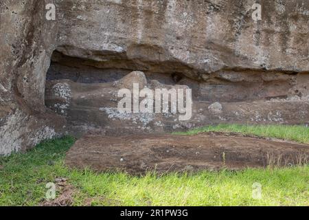 Chile, Osterinsel alias Rapa Nui. Traditioneller Moai aus Stein, geschnitzt vom Berghang in Rano a Raraku, auch bekannt als Steinbruch. UNESCO-Weltkulturerbe. Stockfoto