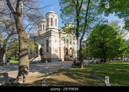 Sofia, Bulgarien. Mai 2023. Außenansicht von St. Nikolay Sofiyski orthodoxe Kirche im Stadtzentrum Stockfoto