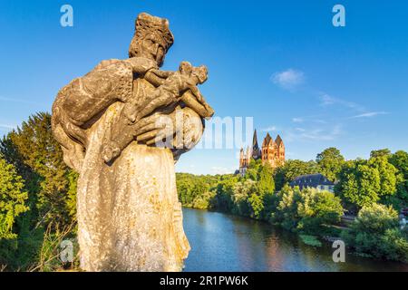 Limburg an der Lahn, Limburger Kathedrale, Lahn, Statue des Heiligen Nepomuk an der Alten Lahnbrücke in Lahntal, Hessen, Deutschland Stockfoto