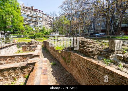 Sofia, Bulgarien. Mai 2023. Die archäologischen Überreste der alten Festungsmauern von Serdica im Nordosten des Stadtzentrums Stockfoto