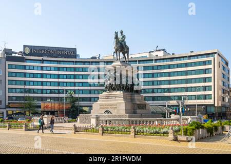 Sofia, Bulgarien. Mai 2023. Die Statue von Zar Osvoboditel auf dem Narodno sabranie Platz im Stadtzentrum Stockfoto