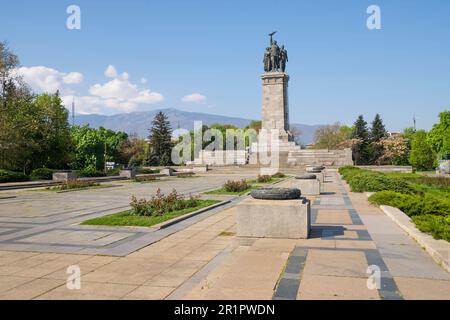 Sofia, Bulgarien. Mai 2023. Blick auf das Denkmal der Sowjetarmee in einem Park im Stadtzentrum Stockfoto