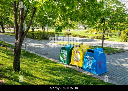 Sofia, Bulgarien. Mai 2023. Abfalleimer für differenzierten Müll in einem Park im Stadtzentrum Stockfoto