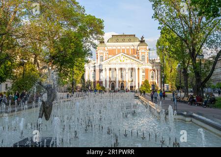 Sofia, Bulgarien. Mai 2023. Panoramablick auf das Ivan Vazov National Theater Gebäude im Stadtzentrum Stockfoto