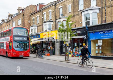 Geschäfte auf der Stroud Green Road, Finsbury Park, North London, Großbritannien Stockfoto