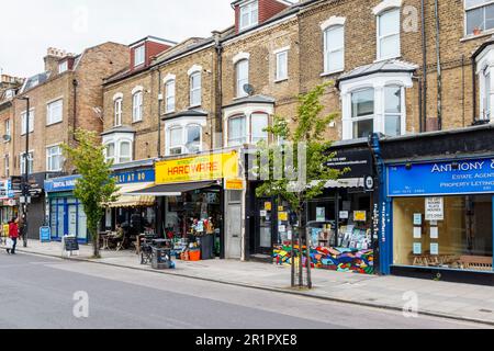 Geschäfte auf der Stroud Green Road, Finsbury Park, North London, Großbritannien Stockfoto