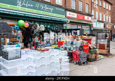 Geschäfte auf der Stroud Green Road, Finsbury Park, North London, Großbritannien Stockfoto