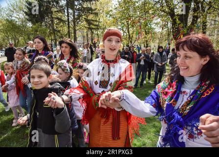 Lemberg, Ukraine. 21. April 2023. Mädchen in ukrainischen Nationalkleidern tanzen während traditioneller Frühlingstanz. Jedes Jahr, nach Ostern, führen ukrainische Mädchen besondere Frühlingstanz an. So fordern sie den schnelleren Frühling. Für diese Tänze tragen sie traditionelle ukrainische Kleidung - vyshyvanka. Kredit: SOPA Images Limited/Alamy Live News Stockfoto