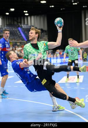 Von links nach rechts Tomas BABAK (BHC), Mathias GIDSEL (B) Wurf, Action, Duels, Handball 1. Bundesliga, 30. Spieltag, Bergischer HC (BHC) - Fuechse Berlin (B) 34:30, am 14. Mai 2023 in Düsseldorf. Â Stockfoto