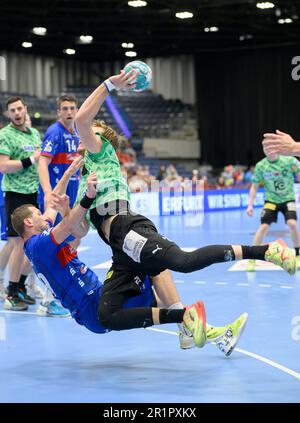 Von links nach rechts Tomas BABAK (BHC), Mathias GIDSEL (B) Wurf, Action, Duels, Handball 1. Bundesliga, 30. Spieltag, Bergischer HC (BHC) - Fuechse Berlin (B) 34:30, am 14. Mai 2023 in Düsseldorf. Â Stockfoto