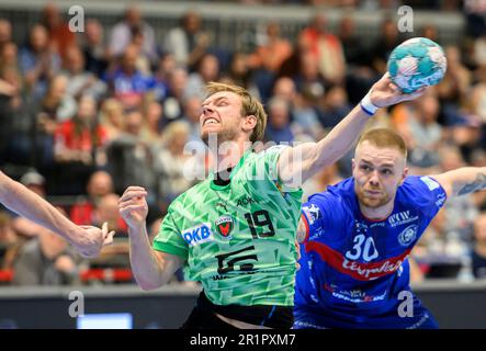 Von links nach rechts Mathias GIDSEL (B), Tom Kare NIKOLAISEN (BHC), Wurf, Action, Duels, Handball 1. Bundesliga, 30. Spieltag, Bergischer HC (BHC) - Fuechse Berlin (B) 34:30, am 14. Mai 2023 in Düsseldorf. Â Stockfoto