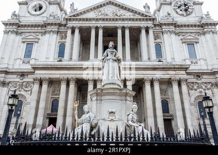 Statue der Königin Anne auf dem Vorplatz vor der Westfront der St Paul's Cathedral, London, Großbritannien. Es ist eine Kopie der Skulptur von Francis Bird aus dem Jahr 1712 Stockfoto