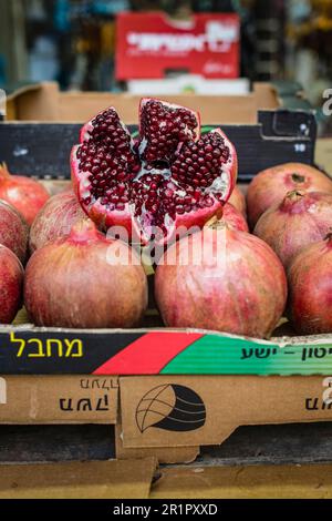 Öffnen Sie den Granatapfel am Marktstand in Tel Aviv Stockfoto