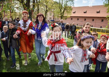 Lemberg, Ukraine. 21. April 2023. Mädchen in ukrainischen Nationalkleidern tanzen während traditioneller Frühlingstanz. Jedes Jahr, nach Ostern, führen ukrainische Mädchen besondere Frühlingstanz an. So fordern sie den schnelleren Frühling. Für diese Tänze tragen sie traditionelle ukrainische Kleidung - vyshyvanka. (Foto: Pavlo Palamarchuk/SOPA Images/Sipa USA) Guthaben: SIPA USA/Alamy Live News Stockfoto