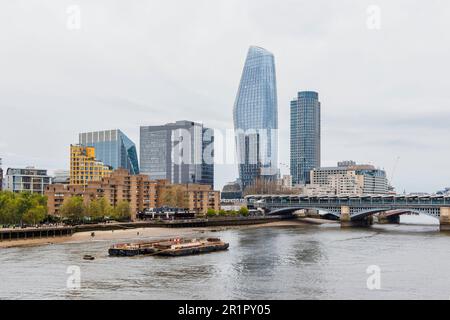 Blackfriars Bridge, Bankside und „The Vase“ an der Themse, London, Großbritannien Stockfoto