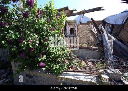 ZOLOCHIV, UKRAINE - 14. MAI 2023 - Schäden, die durch den früheren Beschuss russischer Truppen entstanden sind, werden im Dorf Zolochiv, Bezirk Bohodukhiv, Charkiv Re Stockfoto