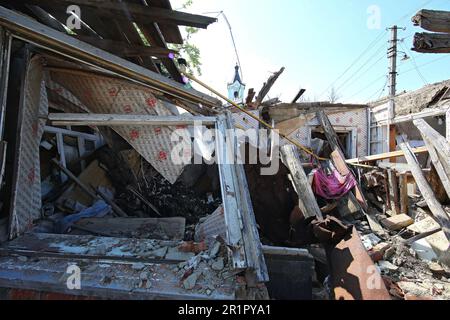 ZOLOCHIV, UKRAINE - 14. MAI 2023 - Schäden, die durch den früheren Beschuss russischer Truppen entstanden sind, werden im Dorf Zolochiv, Bezirk Bohodukhiv, Charkiv Re Stockfoto