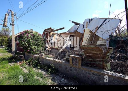 ZOLOCHIV, UKRAINE - 14. MAI 2023 - Schäden, die durch den früheren Beschuss russischer Truppen entstanden sind, werden im Dorf Zolochiv, Bezirk Bohodukhiv, Charkiv Re Stockfoto