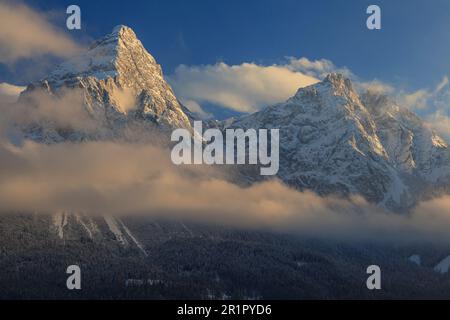 Sonnenspitze und Mieminger, Lermoos, Tirol, Österreich, Winter Stockfoto